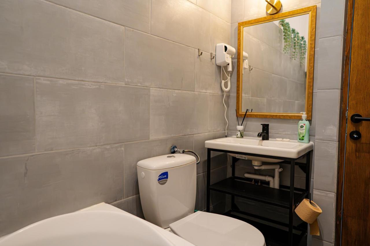 Old Town Jacuzzi Studio Bukarest Exteriör bild