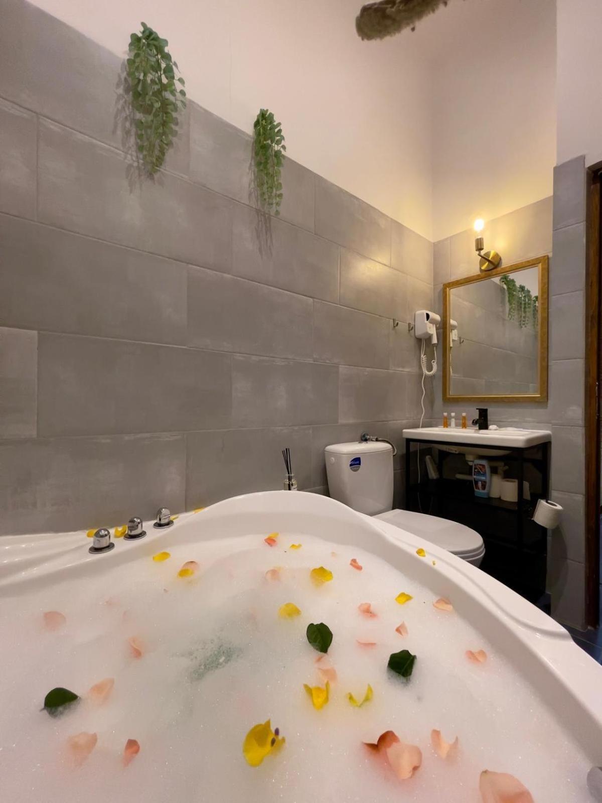 Old Town Jacuzzi Studio Bukarest Exteriör bild