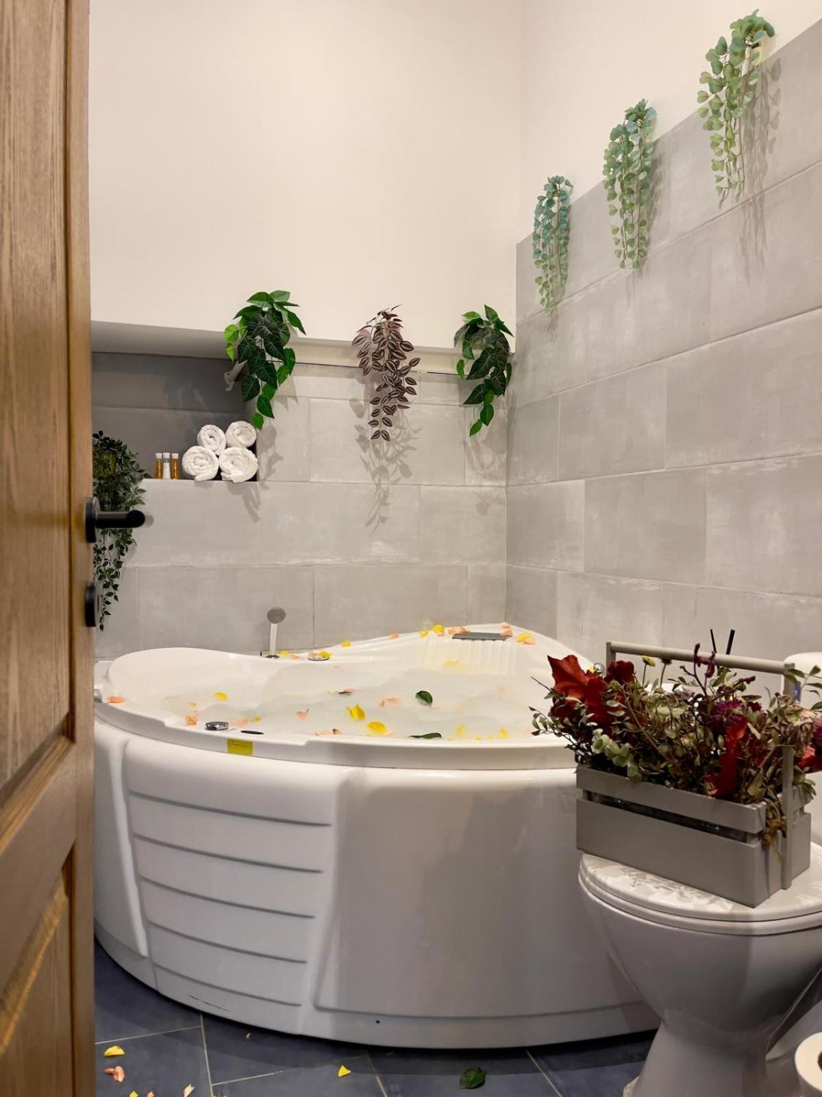 Old Town Jacuzzi Studio Bukarest Exteriör bild